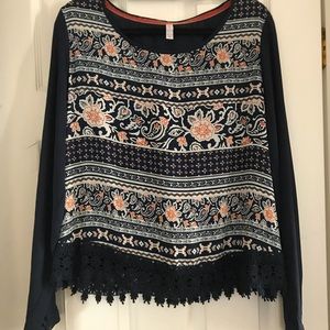 Long sleeve lightweight top! Vibrant accent colors